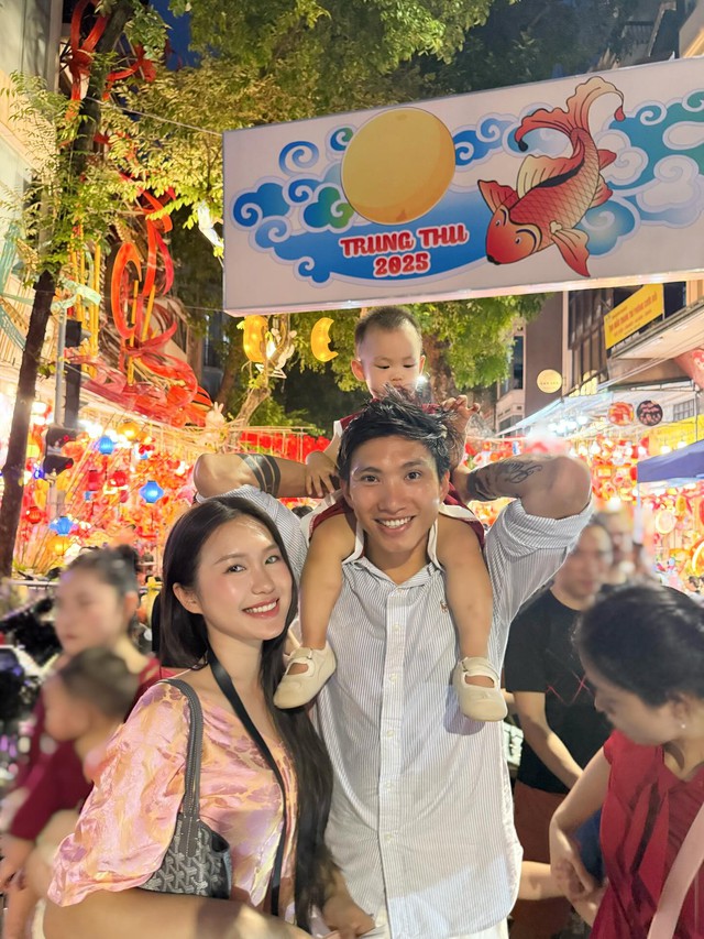 Doãn Hải My cùng Đoàn Văn Hậu đưa quý tử đi chơi Trung thu, visual "bạch nguyệt quang" gây sốt cõi mạng- Ảnh 1.
