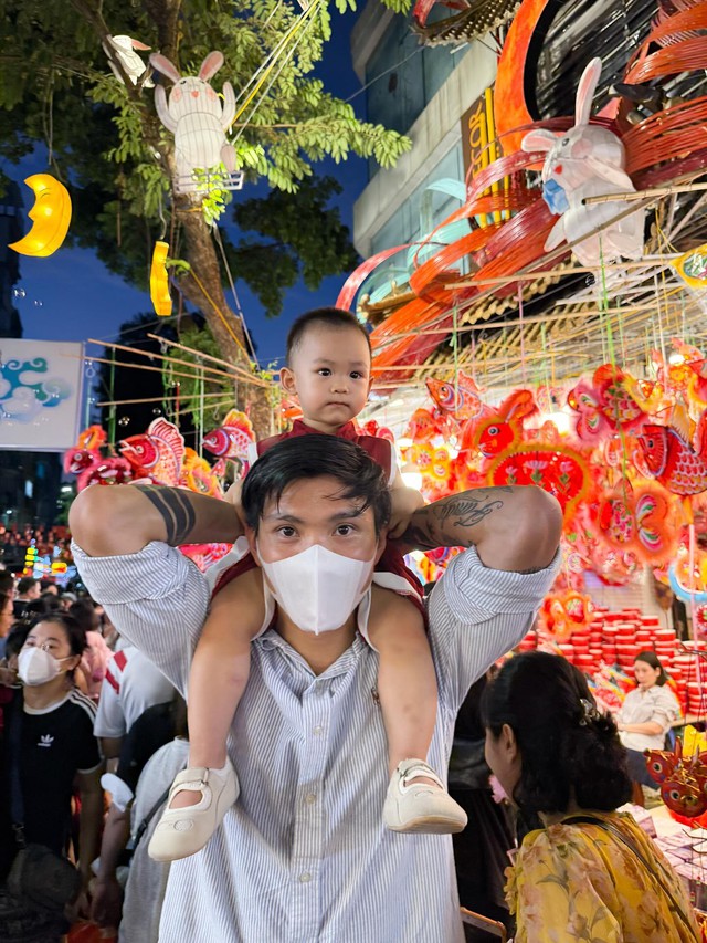 Doãn Hải My cùng Đoàn Văn Hậu đưa quý tử đi chơi Trung thu, visual "bạch nguyệt quang" gây sốt cõi mạng- Ảnh 3.