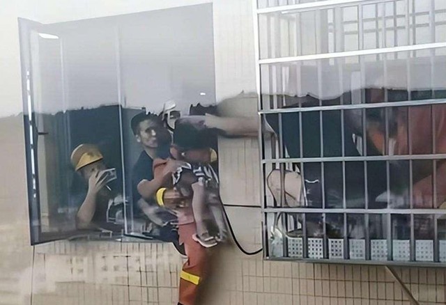 Cô bé 4 tuổi sống sót kỳ diệu sau khi rơi từ tầng 20 nhờ hành động nhanh trí và dũng cảm của hàng xóm- Ảnh 3.