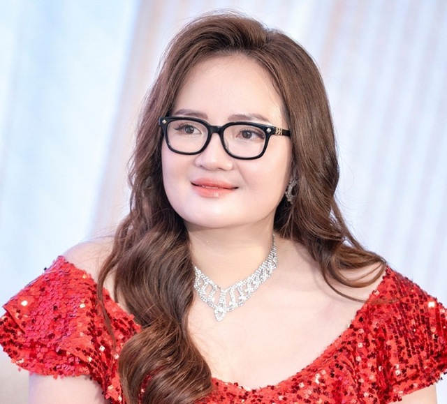 Thấy gì bên trong 2 biệt thự trên 100 tỷ của Hoàng Hường?- Ảnh 1.