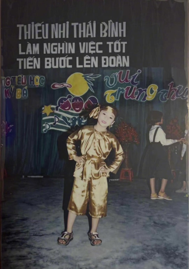 Mẹ ruột Sơn Tùng M-TP bất ngờ đăng ảnh 2 "zai yêu"- Ảnh 1.
