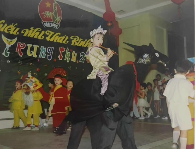 Mẹ ruột Sơn Tùng M-TP bất ngờ đăng ảnh 2 "zai yêu"- Ảnh 2.