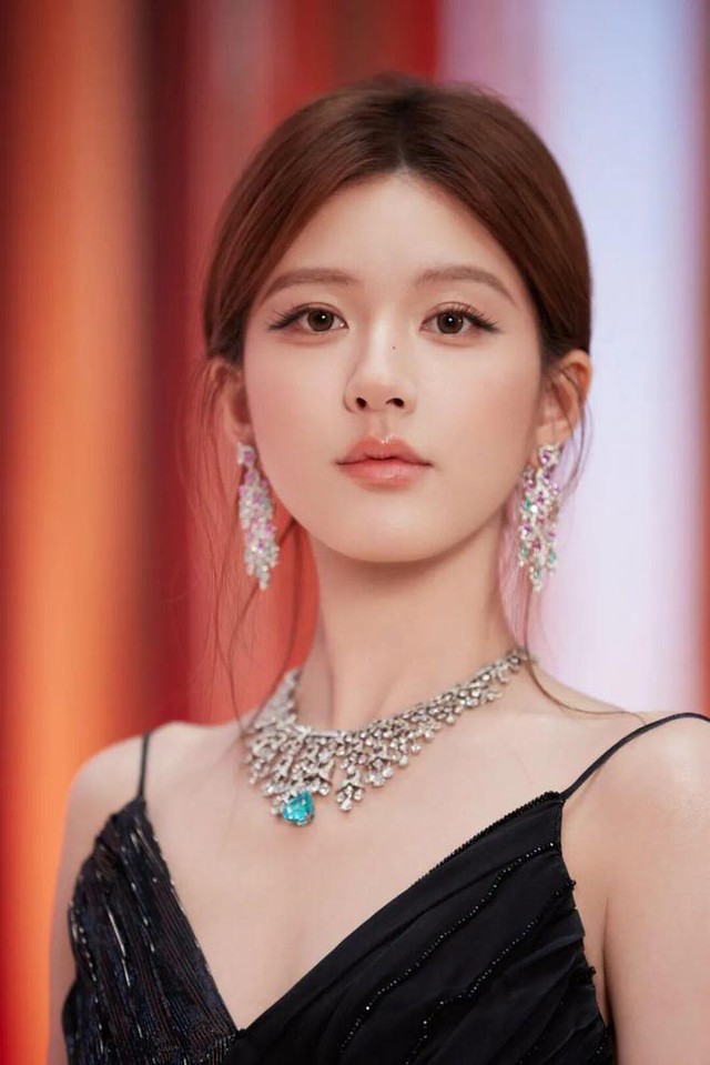 Triệu Lộ Tư "đạp đổ" luật ngầm showbiz- Ảnh 3.
