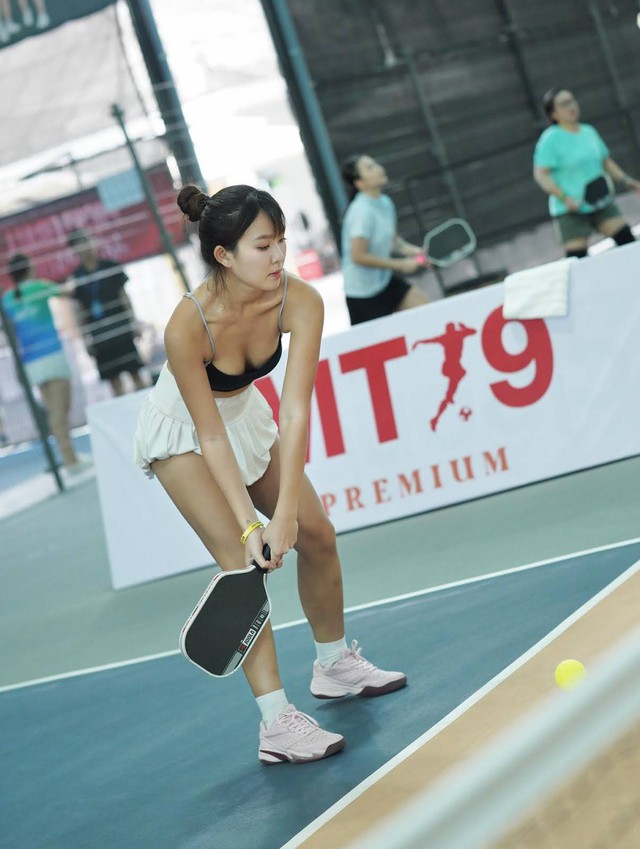 Hình ảnh viral trên sân pickleball của cô nàng Hình ảnh viral trên sân pickleball của cô nàng