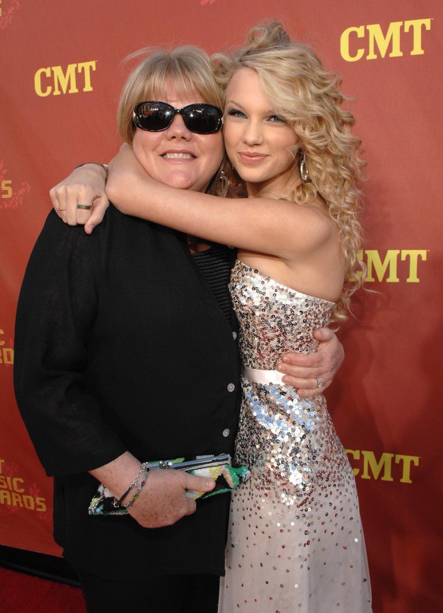 Phản ứng của mẹ Taylor Swift trước bài hát 18+ về Travis Kelce- Ảnh 1.