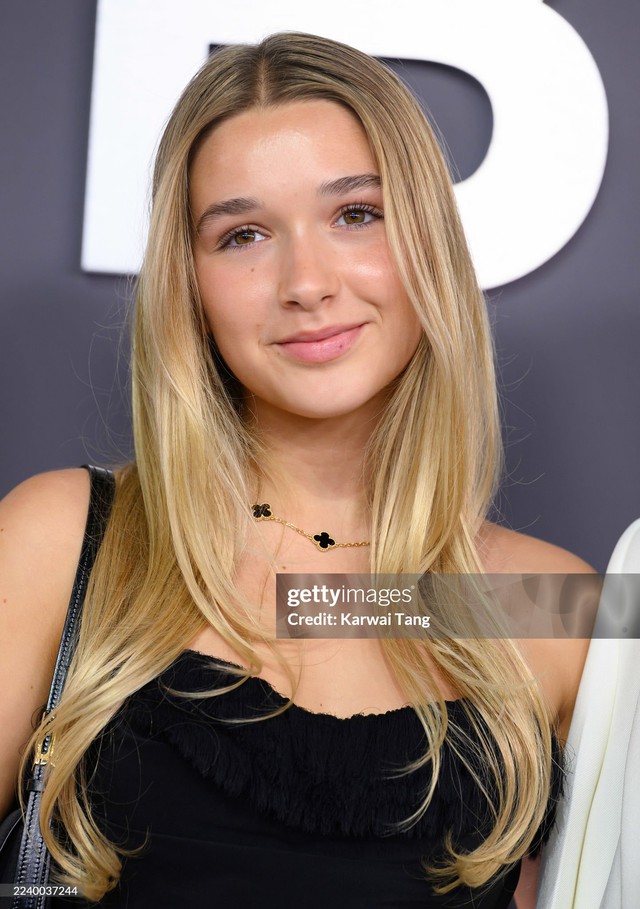Tiểu thư Harper Beckham chiếm trọn spotlight ở buổi ra mắt phim của mẹ - Victoria, "hung thần" Getty cũng không thể dìm nhan sắc- Ảnh 1.