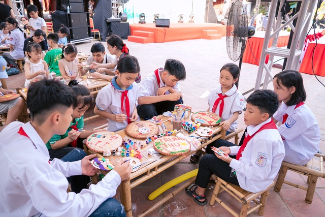 "Cùng em tỏa sáng nụ cười đoàn viên": cầu nối gắn kết những yêu thương mùa Trung Thu- Ảnh 1. "Cùng em tỏa sáng nụ cười đoàn viên": cầu nối gắn kết những yêu thương mùa Trung Thu- Ảnh 1.