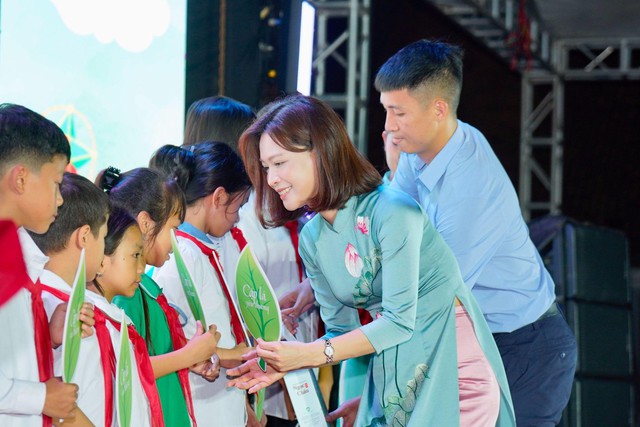 "Cùng em tỏa sáng nụ cười đoàn viên": cầu nối gắn kết những yêu thương mùa Trung Thu- Ảnh 4. "Cùng em tỏa sáng nụ cười đoàn viên": cầu nối gắn kết những yêu thương mùa Trung Thu- Ảnh 4.