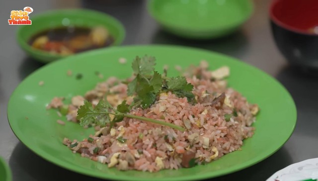 Trấn Thành dẫn 2 gái xinh đi án hủ tiếu xào tại quán cơm có tên nghe rùng rợn- Ảnh 3.