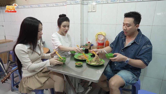 Trấn Thành dẫn 2 gái xinh đi án hủ tiếu xào tại quán cơm có tên nghe rùng rợn- Ảnh 1.