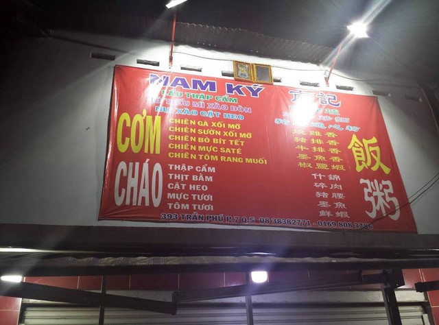 Trấn Thành dẫn 2 gái xinh đi án hủ tiếu xào tại quán cơm có tên nghe rùng rợn- Ảnh 2.