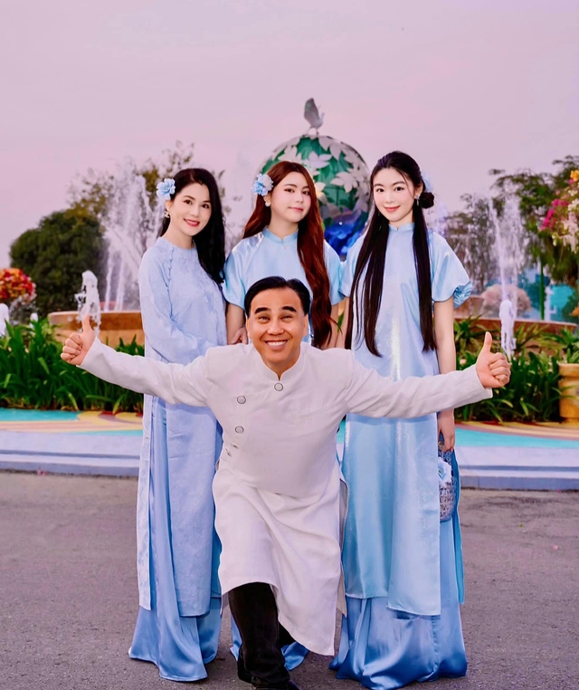 Phó chủ tịch Hội điện ảnh đóng Đồng Tiền Xương Máu: Ở biệt thự triệu đô 500m2, hai cô con gái như tiên tử- Ảnh 12. Phó chủ tịch Hội điện ảnh đóng Đồng Tiền Xương Máu: Ở biệt thự triệu đô 500m2, hai cô con gái như tiên tử- Ảnh 12.