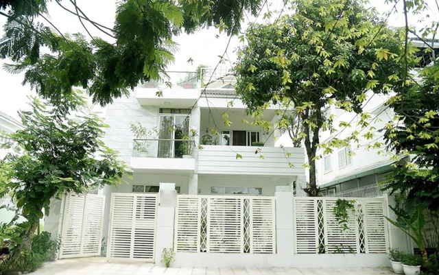 Phó chủ tịch Hội điện ảnh đóng Đồng Tiền Xương Máu: Ở biệt thự triệu đô 500m2, hai cô con gái như tiên tử- Ảnh 4. Phó chủ tịch Hội điện ảnh đóng Đồng Tiền Xương Máu: Ở biệt thự triệu đô 500m2, hai cô con gái như tiên tử- Ảnh 4.