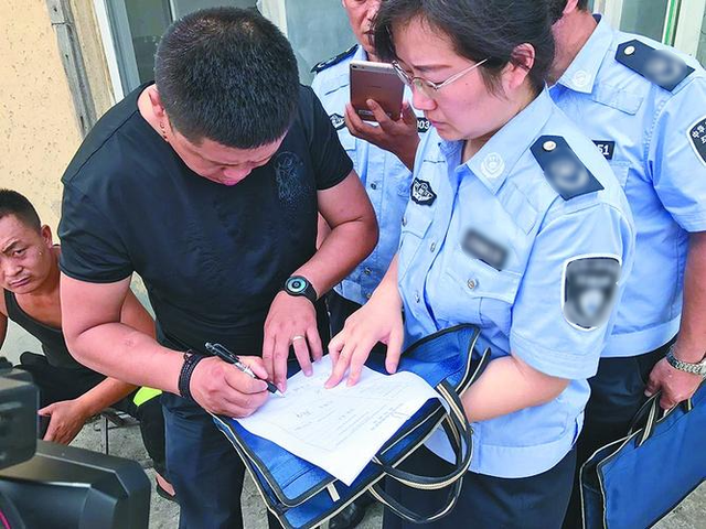 Cặp vợ chồng bán nước hoa giả, thu lợi 19 tỷ đồng bị bắt- Ảnh 2.