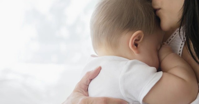 Ai cũng biết về giai đoạn bám mẹ của trẻ, nhưng làm sao để mẹ được "thở" khi con nửa bước cũng không rời?- Ảnh 2.