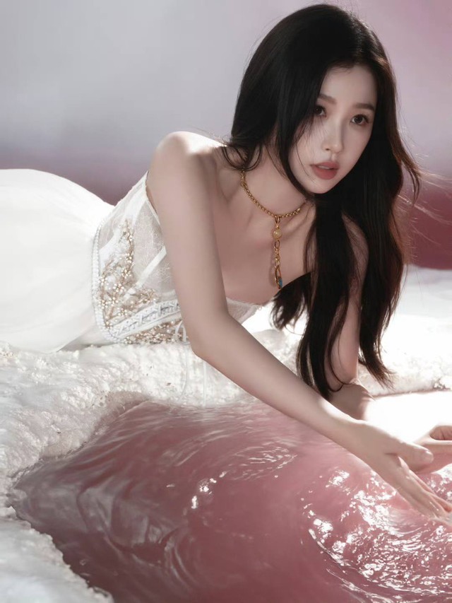 Ngu Thư Hân gặp họa vì chiếc váy "vô tri"- Ảnh 5.