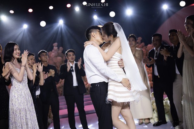 Dự đám cưới của Đỗ Hà và thiếu gia Tập đoàn Sơn Hải xong, khách mời đều cầm trên tay 1 món đồ- Ảnh 2. Dự đám cưới của Đỗ Hà và thiếu gia Tập đoàn Sơn Hải xong, khách mời đều cầm trên tay 1 món đồ- Ảnh 2.