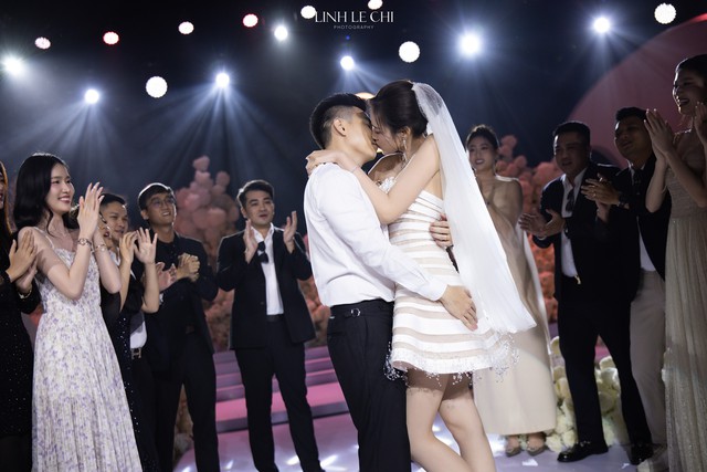 G-DRAGON “phá đảo” concert 100 nghìn người, Hoa hậu Đỗ Hà và chú rể thì mời khách quẩy nhạc BIGBANG tại đám cưới!- Ảnh 2.