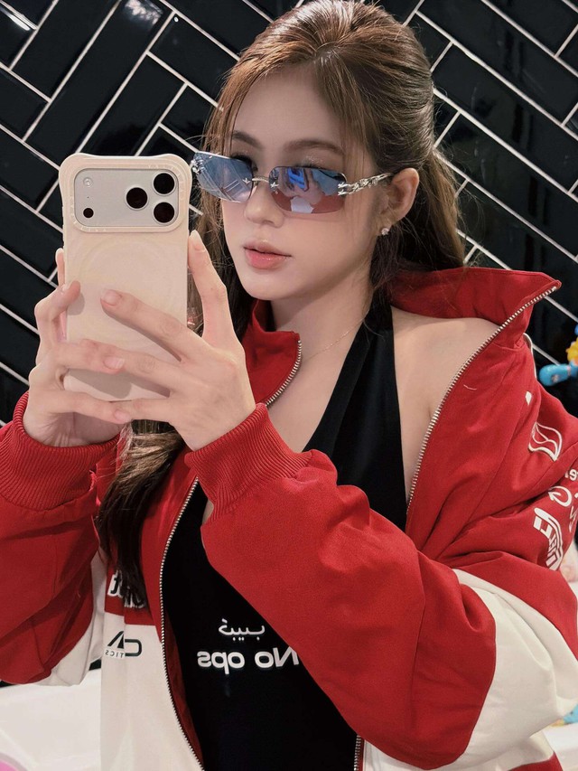 Visual cực bén của bà xã Rambo khi lên đồ đi xem concert- Ảnh 1.