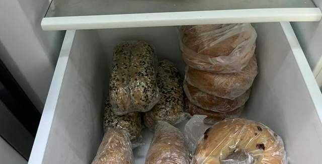Tủ lạnh hóa "bom nổ chậm" nếu bỏ 7 thứ này vào, số 1 rất nhiều người mắc- Ảnh 2. Tủ lạnh hóa "bom nổ chậm" nếu bỏ 7 thứ này vào, số 1 rất nhiều người mắc- Ảnh 2.