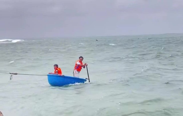 "Cố lên, còn vợ con ở nhà": Lời động viên giữ 3 người sống sót sau 2 ngày trôi giữa bão số 13- Ảnh 1.