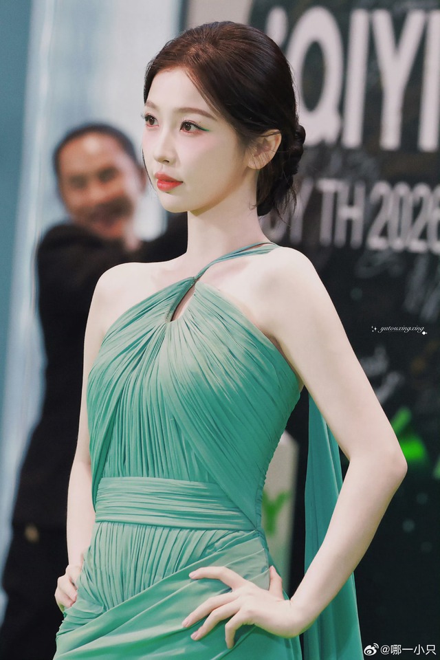 Ngu Thư Hân gặp họa vì chiếc váy "vô tri"- Ảnh 2.