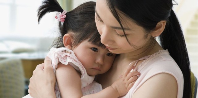 Ai cũng biết về giai đoạn bám mẹ của trẻ, nhưng làm sao để mẹ được "thở" khi con nửa bước cũng không rời?- Ảnh 1.