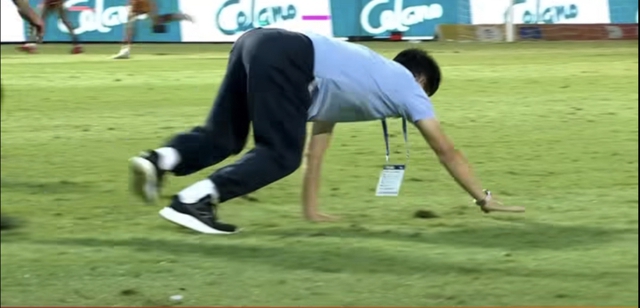 Độc lạ HLV Hoàng Anh Gia Lai bò trên sân ăn mừng cầu thủ ghi bàn ở V.League- Ảnh 1.