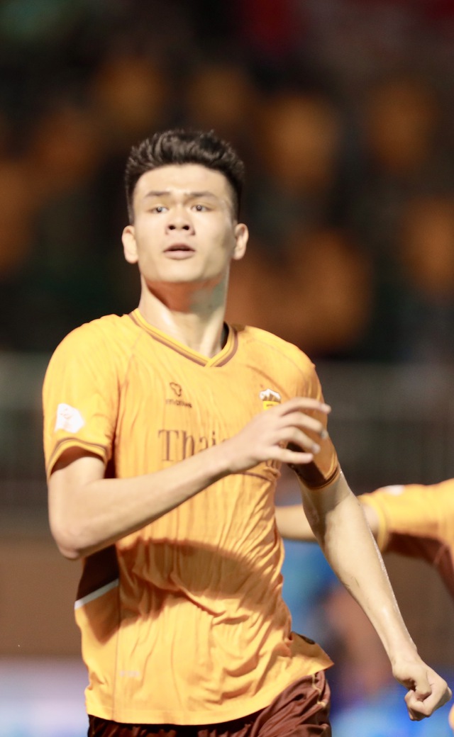 Độc lạ HLV Hoàng Anh Gia Lai bò trên sân ăn mừng cầu thủ ghi bàn ở V.League- Ảnh 2.