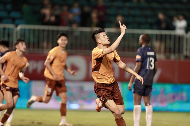 Độc lạ HLV Hoàng Anh Gia Lai bò trên sân ăn mừng cầu thủ ghi bàn ở V.League- Ảnh 3.