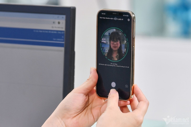 Đang xác minh khuôn mặt và CCCD, cặp vợ chồng tá hỏa phát hiện tài khoản ngân hàng "bốc hơi" hơn 500 triệu đồng- Ảnh 1.