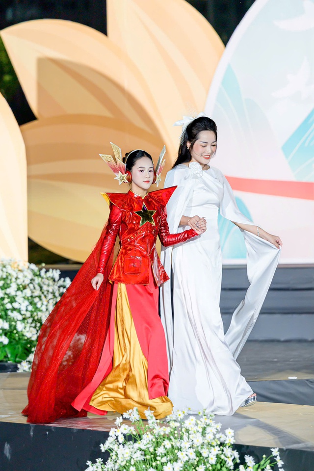 “Duyên dáng Nét Việt” - sàn diễn ấn tượng tại chung kết "Tìm kiếm Tài năng MC nhí Toàn Quốc 2025"- Ảnh 10.