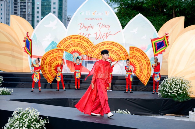 “Duyên dáng Nét Việt” - sàn diễn ấn tượng tại chung kết "Tìm kiếm Tài năng MC nhí Toàn Quốc 2025"- Ảnh 3.
