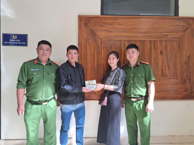 Chuyển nhầm 450 triệu đồng cho người lạ, người phụ nữ "cầu cứu" công an, giúp lấy lại toàn bộ số tiền- Ảnh 1.