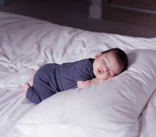 NỒM tới rồi! Đây là những điều mẹ cần chú ý khi cho em bé đi ngủ trong thời tiết nồm ẩm- Ảnh 1.