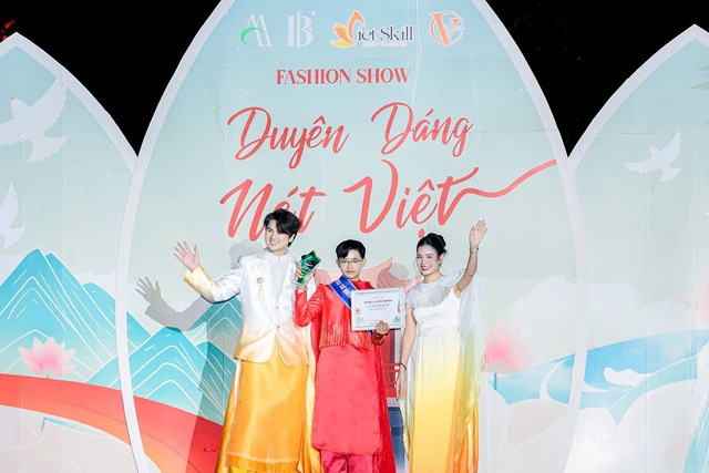 “Duyên dáng Nét Việt” - sàn diễn ấn tượng tại chung kết "Tìm kiếm Tài năng MC nhí Toàn Quốc 2025"- Ảnh 2.