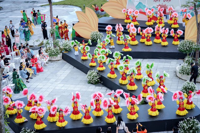 “Duyên dáng Nét Việt” - sàn diễn ấn tượng tại chung kết "Tìm kiếm Tài năng MC nhí Toàn Quốc 2025"- Ảnh 1.