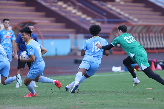 Văn Lâm lại chấn thương- Ảnh 4.