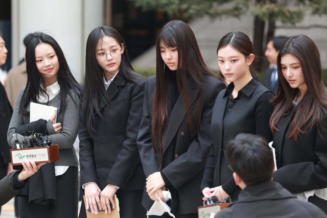 NewJeans lại tự biến mình thành trò hề- Ảnh 3.