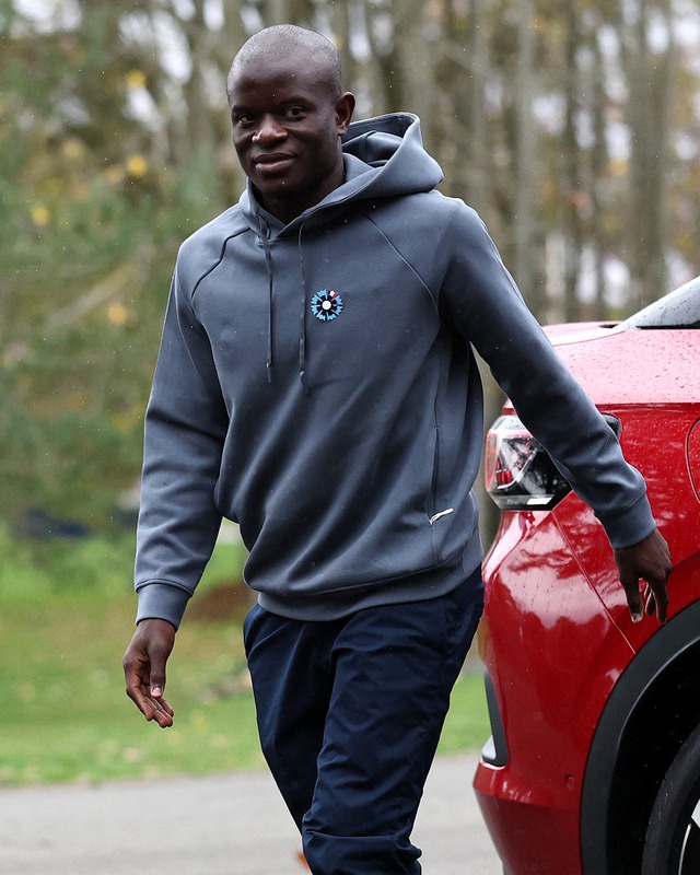 Tuyển Pháp hội quân mà ngỡ "Paris Fashion Week" khiến fan mắt tròn mắt dẹt, nhìn Kante choáng nhất!- Ảnh 15. Tuyển Pháp hội quân mà ngỡ "Paris Fashion Week" khiến fan mắt tròn mắt dẹt, nhìn Kante choáng nhất!- Ảnh 15.