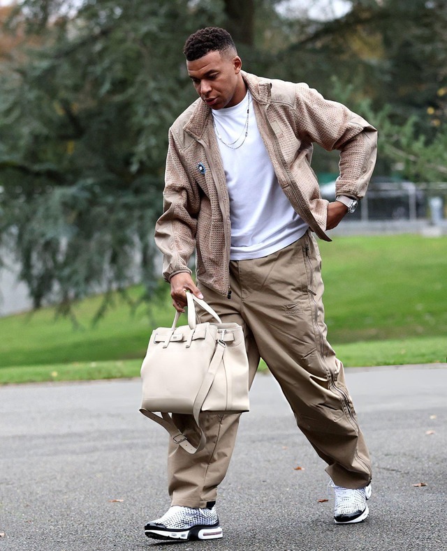 Tuyển Pháp hội quân mà ngỡ "Paris Fashion Week" khiến fan mắt tròn mắt dẹt, nhìn Kante choáng nhất!- Ảnh 2. Tuyển Pháp hội quân mà ngỡ "Paris Fashion Week" khiến fan mắt tròn mắt dẹt, nhìn Kante choáng nhất!- Ảnh 2.