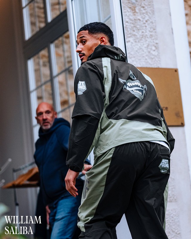 Tuyển Pháp hội quân mà ngỡ "Paris Fashion Week" khiến fan mắt tròn mắt dẹt, nhìn Kante choáng nhất!- Ảnh 13. Tuyển Pháp hội quân mà ngỡ "Paris Fashion Week" khiến fan mắt tròn mắt dẹt, nhìn Kante choáng nhất!- Ảnh 13.