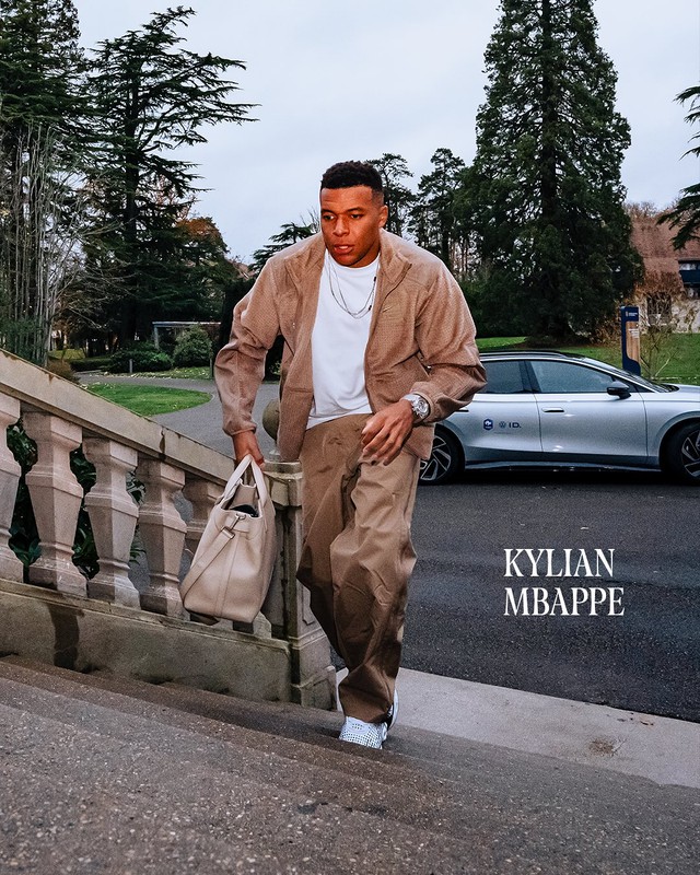 Tuyển Pháp hội quân mà ngỡ "Paris Fashion Week" khiến fan mắt tròn mắt dẹt, nhìn Kante choáng nhất!- Ảnh 3. Tuyển Pháp hội quân mà ngỡ "Paris Fashion Week" khiến fan mắt tròn mắt dẹt, nhìn Kante choáng nhất!- Ảnh 3.