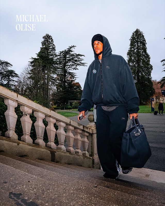 Tuyển Pháp hội quân mà ngỡ "Paris Fashion Week" khiến fan mắt tròn mắt dẹt, nhìn Kante choáng nhất!- Ảnh 4. Tuyển Pháp hội quân mà ngỡ "Paris Fashion Week" khiến fan mắt tròn mắt dẹt, nhìn Kante choáng nhất!- Ảnh 4.