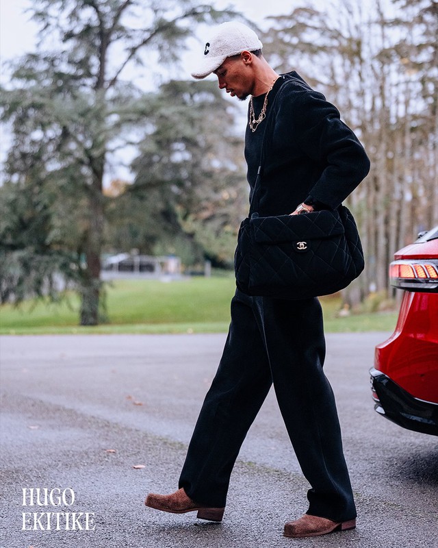 Tuyển Pháp hội quân mà ngỡ "Paris Fashion Week" khiến fan mắt tròn mắt dẹt, nhìn Kante choáng nhất!- Ảnh 8. Tuyển Pháp hội quân mà ngỡ "Paris Fashion Week" khiến fan mắt tròn mắt dẹt, nhìn Kante choáng nhất!- Ảnh 8.