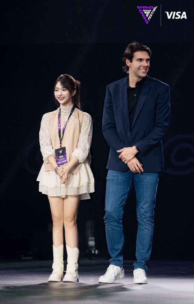 Nữ streamer xinh đẹp gây sốt khi chụp ảnh cùng huyền thoại Kaka- Ảnh 1.