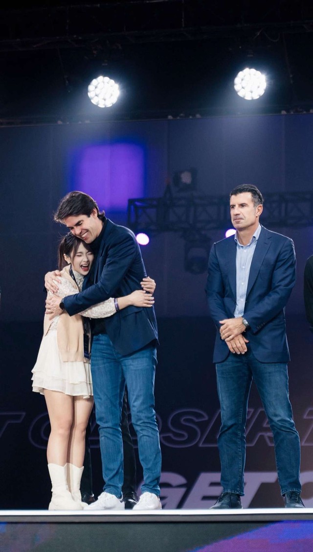 Nữ streamer xinh đẹp gây sốt khi chụp ảnh cùng huyền thoại Kaka- Ảnh 2.