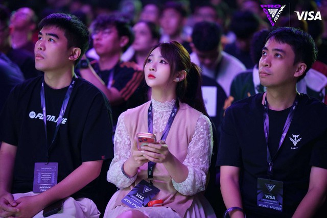 Nữ streamer xinh đẹp gây sốt khi chụp ảnh cùng huyền thoại Kaka- Ảnh 3.