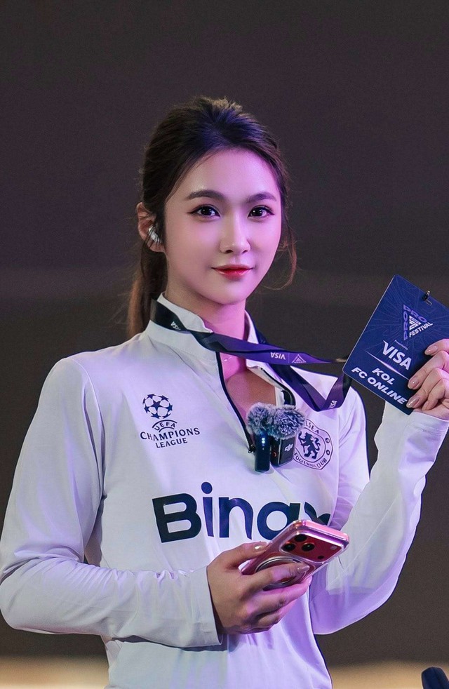 Nữ streamer xinh đẹp gây sốt khi chụp ảnh cùng huyền thoại Kaka- Ảnh 4.