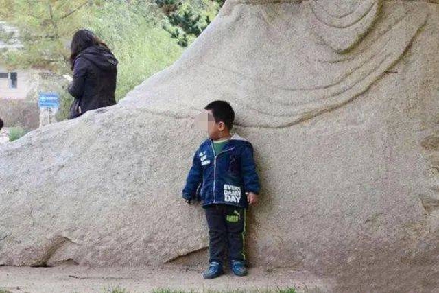 “Mẹ thua rồi, con ra đi" - Bà mẹ chơi trốn tìm cùng con trai, ai ngờ đứa trẻ không bao giờ trở lại nữa!- Ảnh 1.